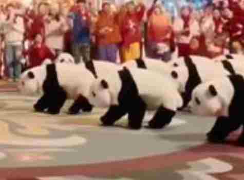 上百台四足机器人扮演机器熊猫亮相春晚