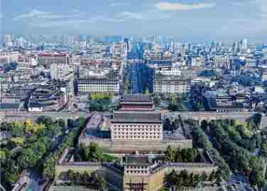 策马春风里 奋进正当时