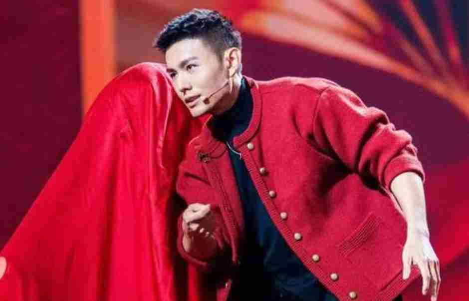 时隔四年再登春晚 魔术师邓男子坦言：搭档小尼有默契