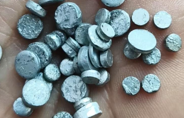 河南商丘多人在国道边停车捡“银子” 交警：系铝合金废料