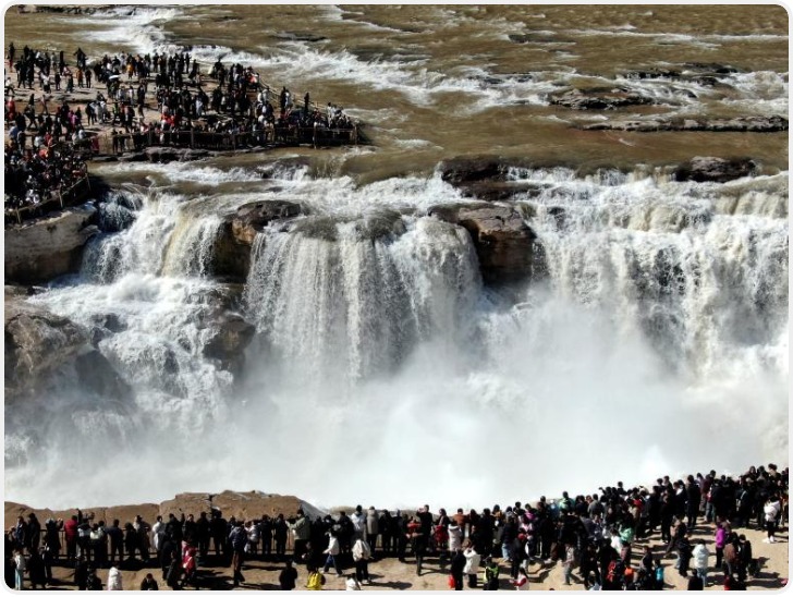 冰消河开 黄河壶口瀑布春节假期迎来旅游高峰