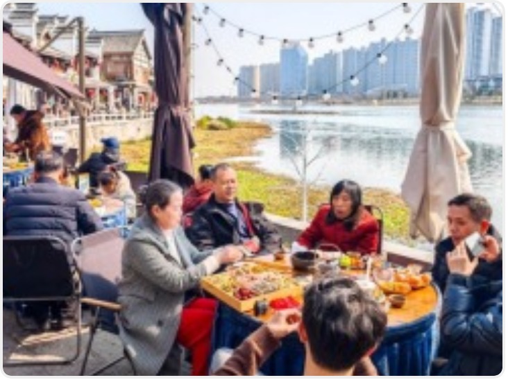 光明日报：年轻人流行“重新养父母”，也是在“养自己”