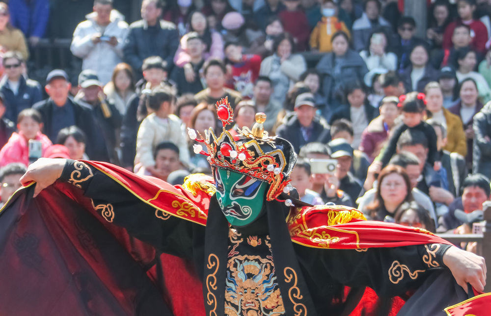 2月20日，人们在江苏省句容市宝华山国家森林公园观看川剧变脸。新华社发（钟学满摄）