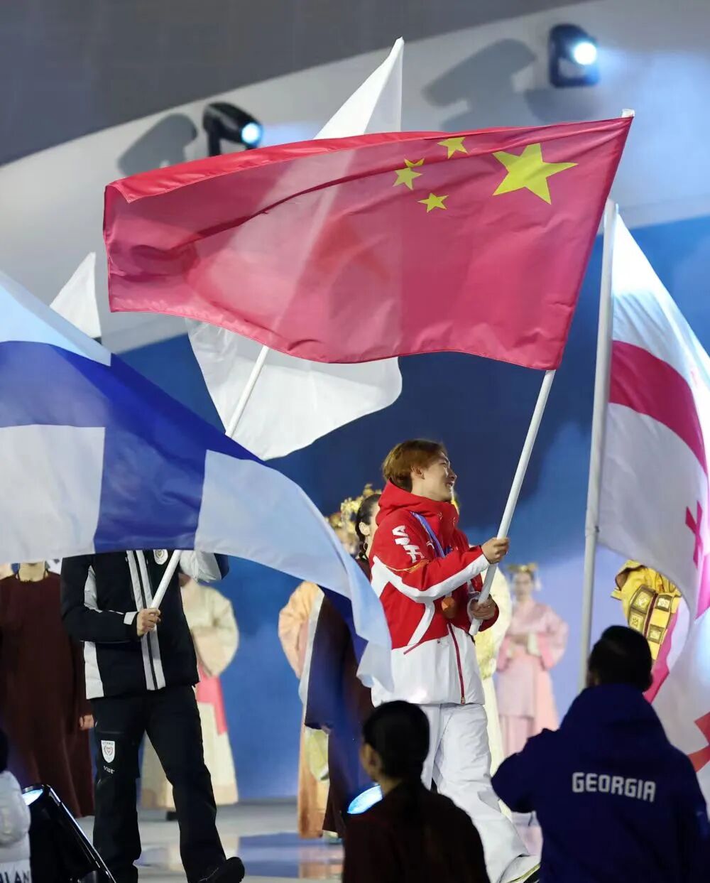 苏翊鸣高举五星红旗入场！米兰冬奥会闭幕！