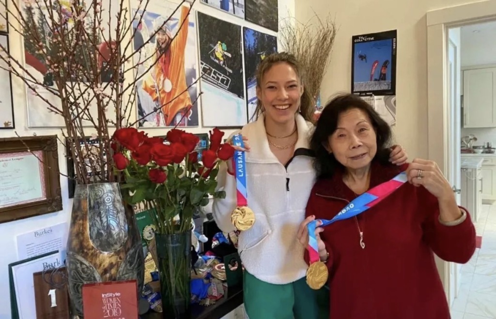 谷爱凌发布会落泪：刚得知外婆去世 我向她保证过会勇敢