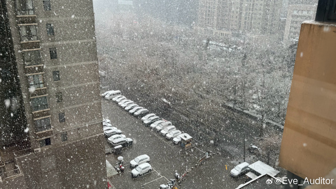 真的好大大大大大的雪！西安超大size的雪刷屏朋友圈 返程注意安全