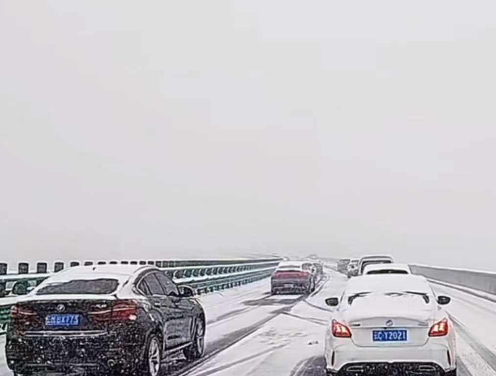 陕西多地突降暴雪 有车主称从汉中到西安花了7个小时