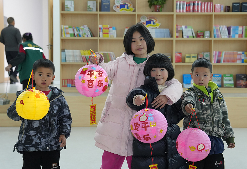 【5】孩子们展示自己做的小灯笼。昭通四青少年活动中心供图