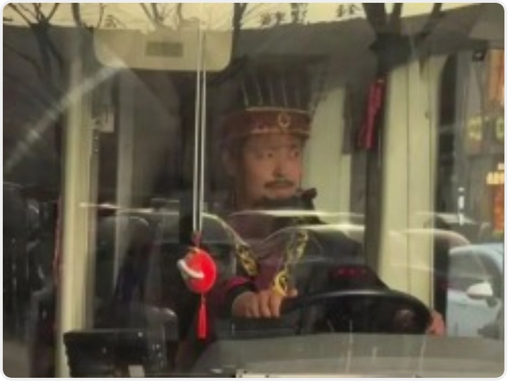 光明日报：“杜甫”“秦始皇”开公交？文化可以很日常