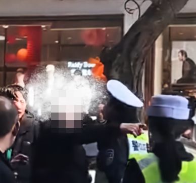 男子强闯管制区挑衅、推搡致交警受伤 南充警方通报