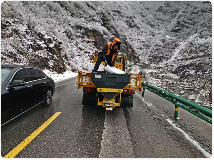 西安公路部门除雪保畅 全市未发生公路阻断事件