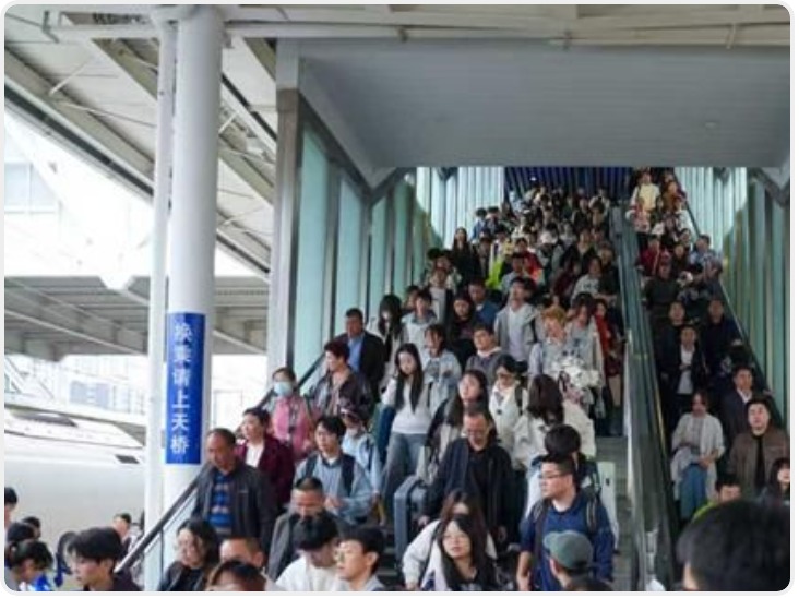 陕西铁路迎来客流返程高峰 23日发送旅客64万人次