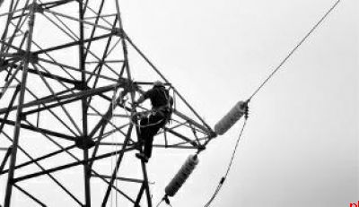 风雪秦岭护电人从“打冰棍”到“无人机”的传承