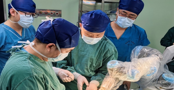 中心医院成功为患者实施机器人引导下颅内病变穿刺活检术