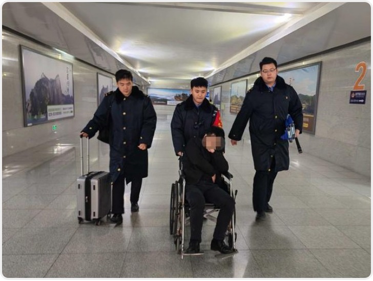 列车临停一分钟 爱心接力护生命