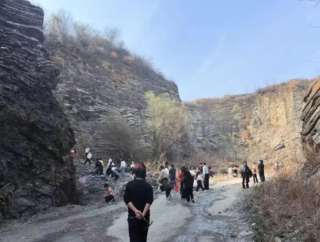 浙江一废弃矿坑因《飞驰人生3》爆火 有人开车几小时去挖宝