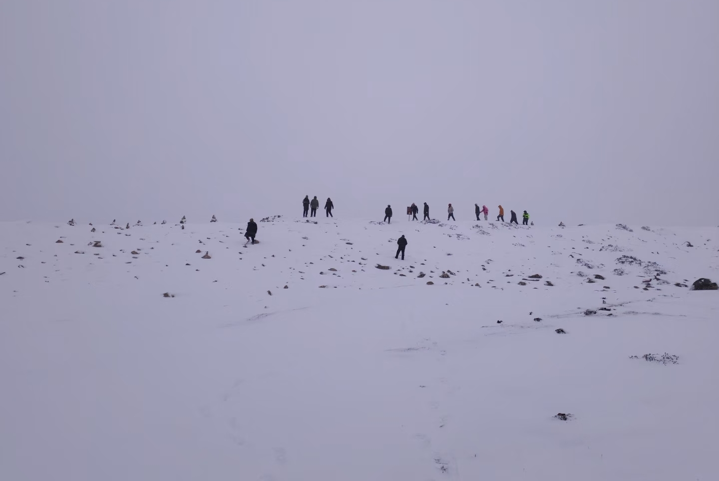 库拉岗日一女生徒步失联1日在牛棚被找到 当地：她用牛粪保温