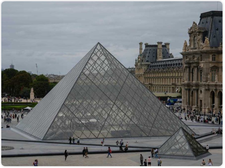 巴黎卢浮宫馆长辞职