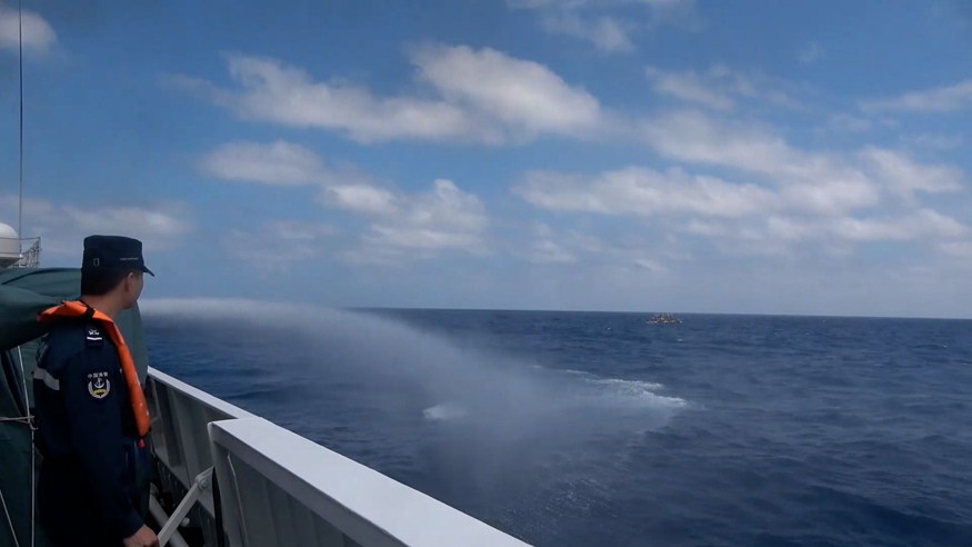 菲律宾多艘船只集结侵闯黄岩岛领海 我海警依法驱离