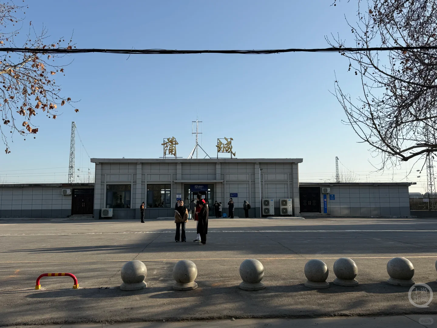 网友晒春运“最小火车站”：出站口没家门大 进站要找人开门