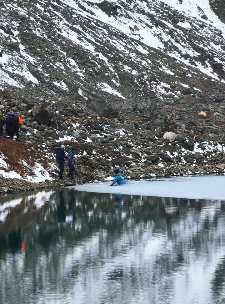 数名游客踩破冰面坠入冰湖 景区：均已上岸 未开发区域禁入