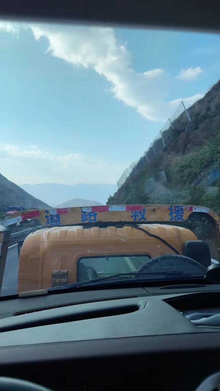 不到4公里被收1400元拖车费 锐平：坐地起价的底气何来？