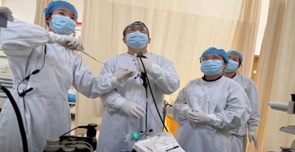 双镜联合封瘘扩道，危重食管癌患者绝境逢生