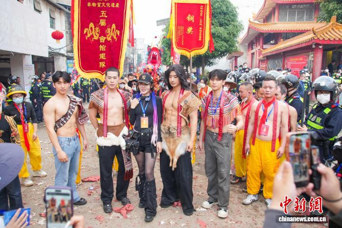 （新春走基层）广西上演民俗狂欢千年“炮龙”舞新春