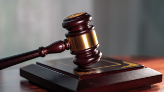 一珠宝店盗窃案被告人获刑十年半：潜伏商场通风管道 