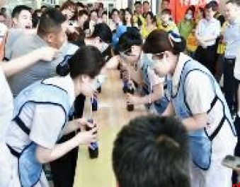 党建引领风帆劲 医路先锋硕果盈