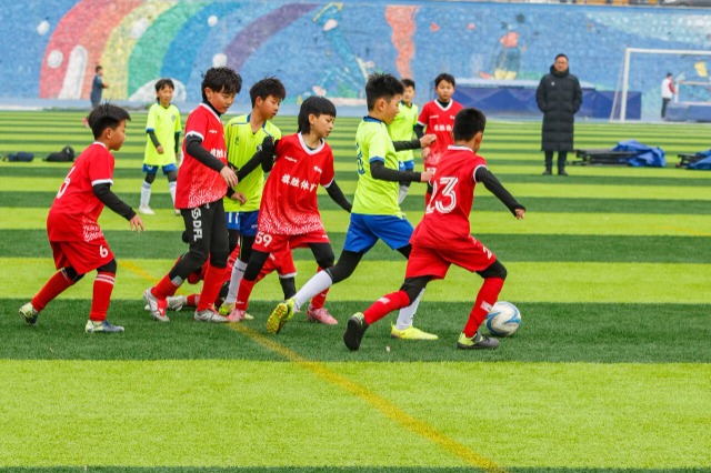 绿茵场上少年逐梦