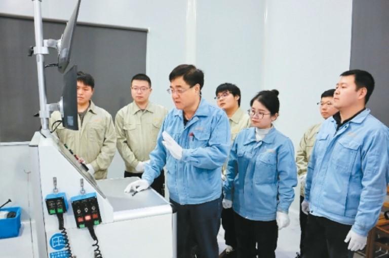 科研“不打烊” 高校实验室攻关忙