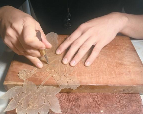 新春灯火里　他让皮影“活”起来