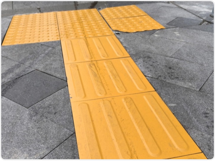 多处盲道雨天致人摔倒：材质失当？防护失守？