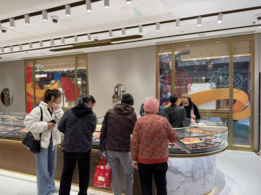 消费者在老庙黄金门店选购金饰。叶宇摄