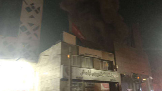 伊朗国家电视台附近区域遭袭：现场浓烟滚滚 节目播出未受影响