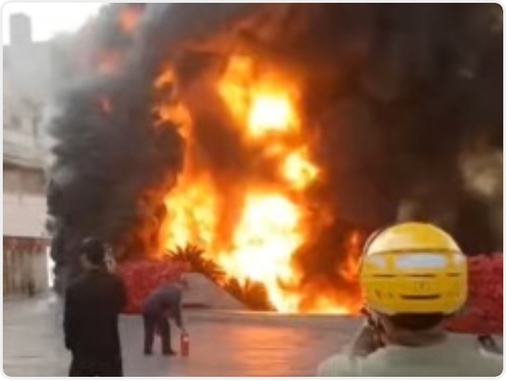 昆明西山区通报金碧广场突发火情：无人员伤亡 原因正调查