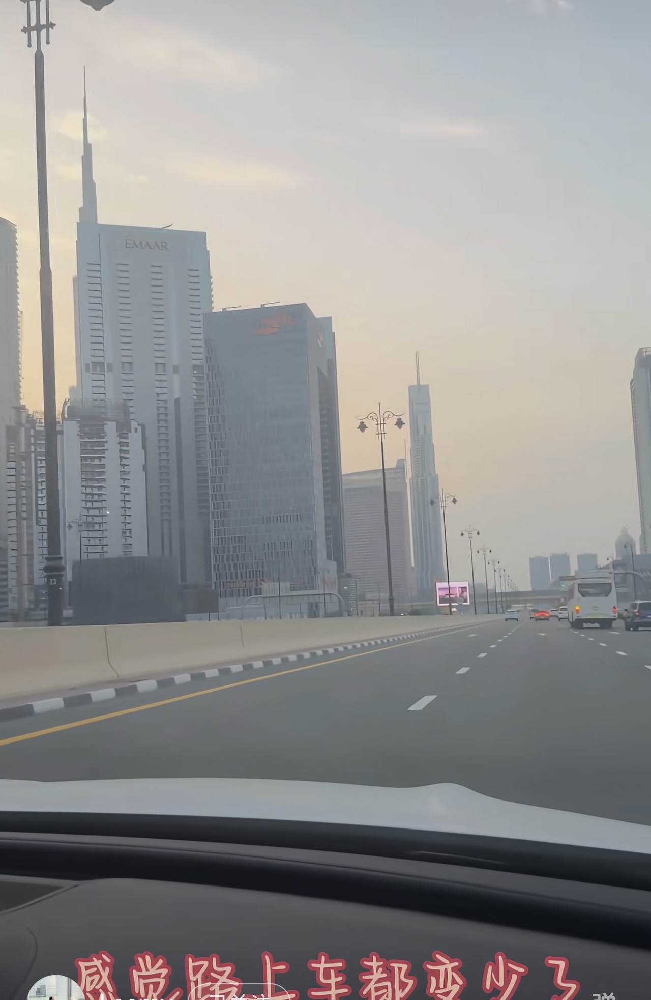 “爆炸声就在耳边！”一家四口滞留迪拜，已多次改签机票