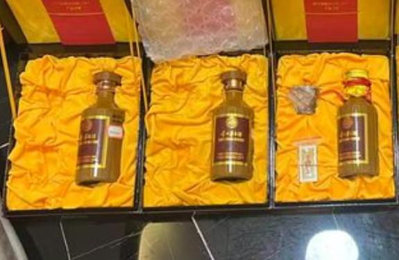 男子花30万元买12瓶“50年茅台” 官方鉴定5瓶是假酒