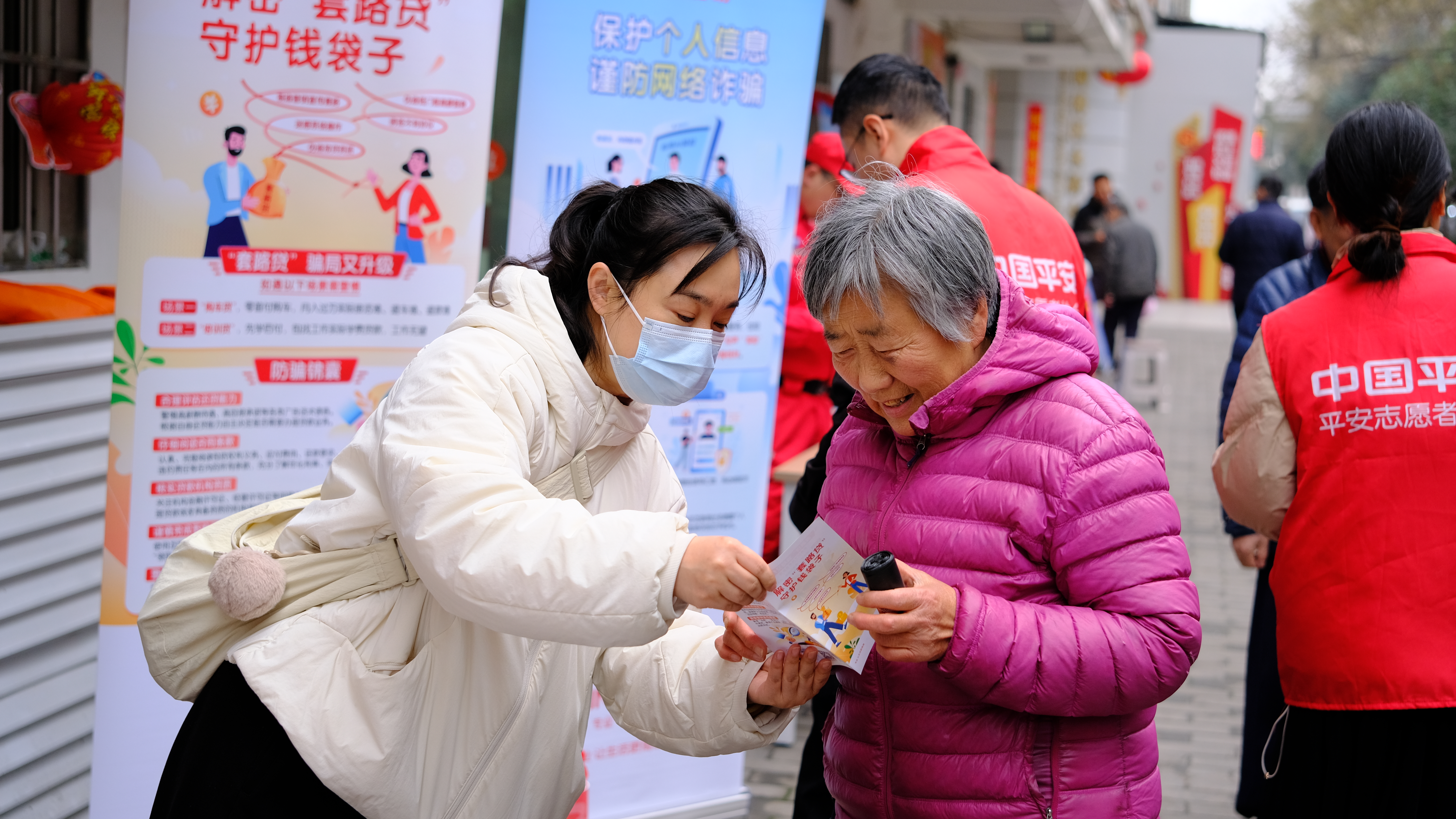 hePqaQylBwjUraMp.jpg 2.jpg