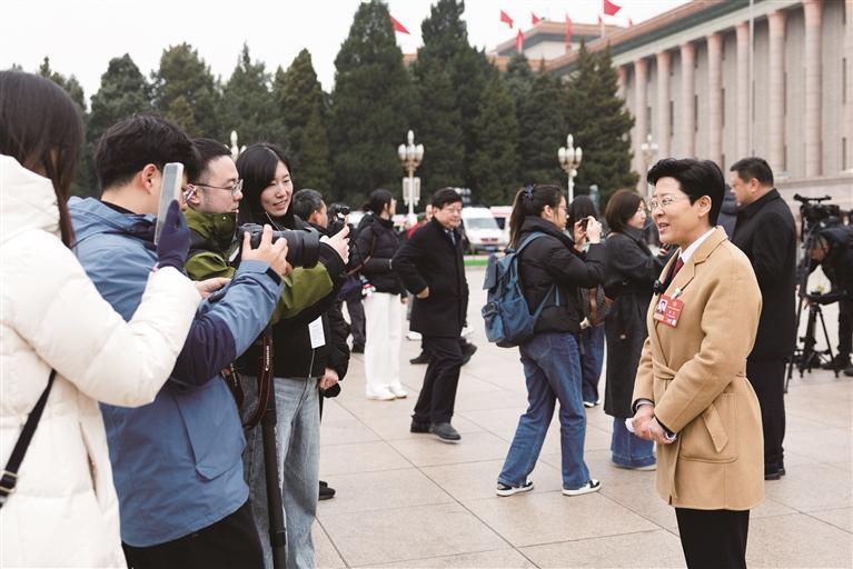 全国政协十四届四次会议 住陕全国政协委员接受媒体采访