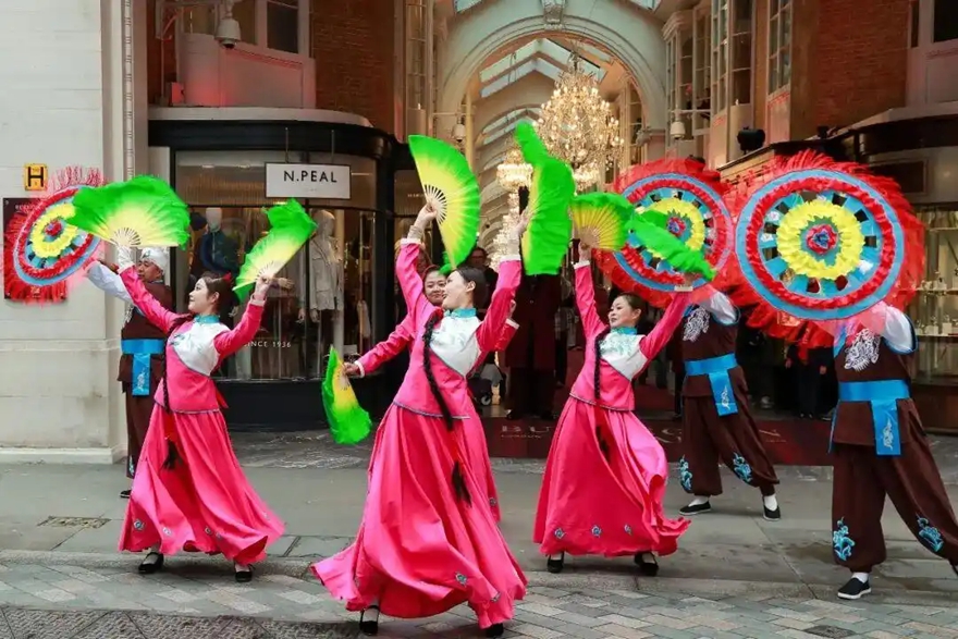 陕西秧歌腰鼓舞动伦敦街头受欢迎