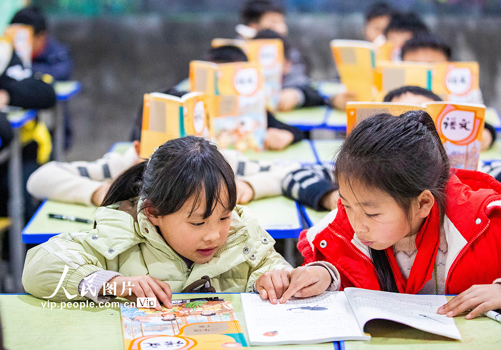 2026年3月2日，贵州从江县刚边壮族乡中心小学学生在教室里翻阅新课本，迎接新学期的学习生活。罗京来摄（人民图片网）