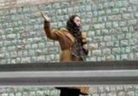 中国驻伊朗女记者：爆炸中躲进卫生间赶稿 不是最窘的事