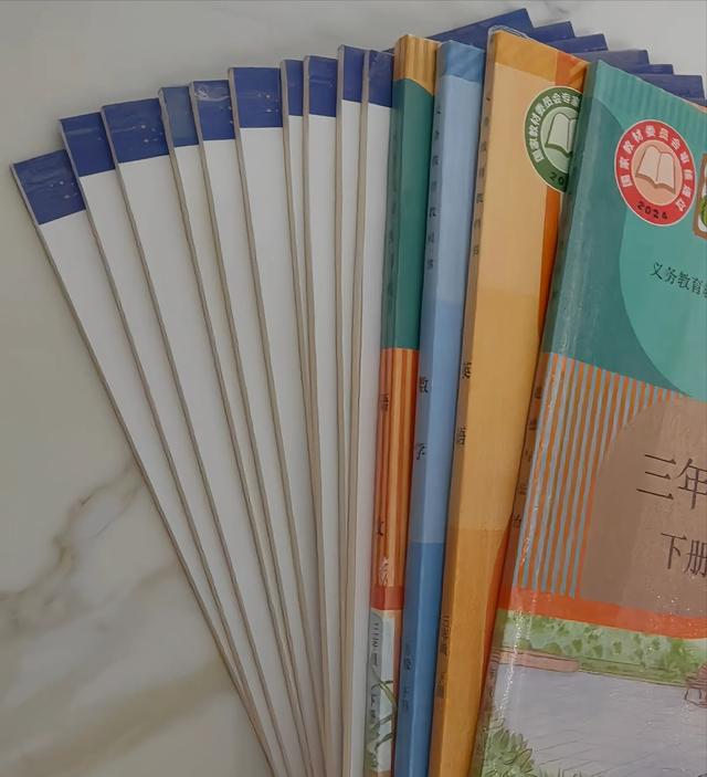 开学家长第一课“包书皮”  网友：真有必要吗？能不能改进？