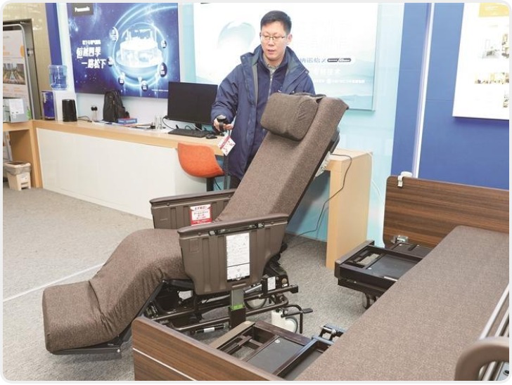 可当轮椅的护理床：适老化“黑科技”点亮居家养老新场景