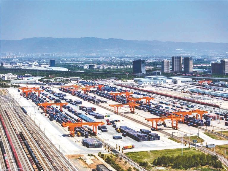 繁忙的西安国际港站（资料照片）。 受访单位供图