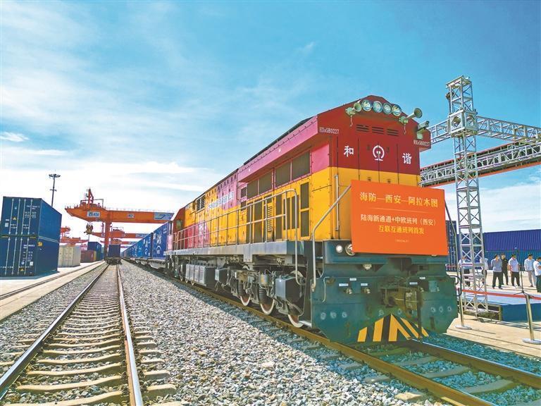 中欧班列（西安）从西安国际港站驶出（资料照片）。 受访单位供图