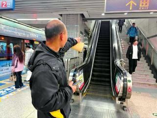 乘坐地铁扶梯上方乘客摔倒致下方女子骨折 “肇事者”难寻 医药费谁来承担？