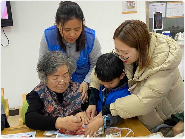 手工DIY非遗青花陶瓷画 养老院奶奶们喜过三八妇女节